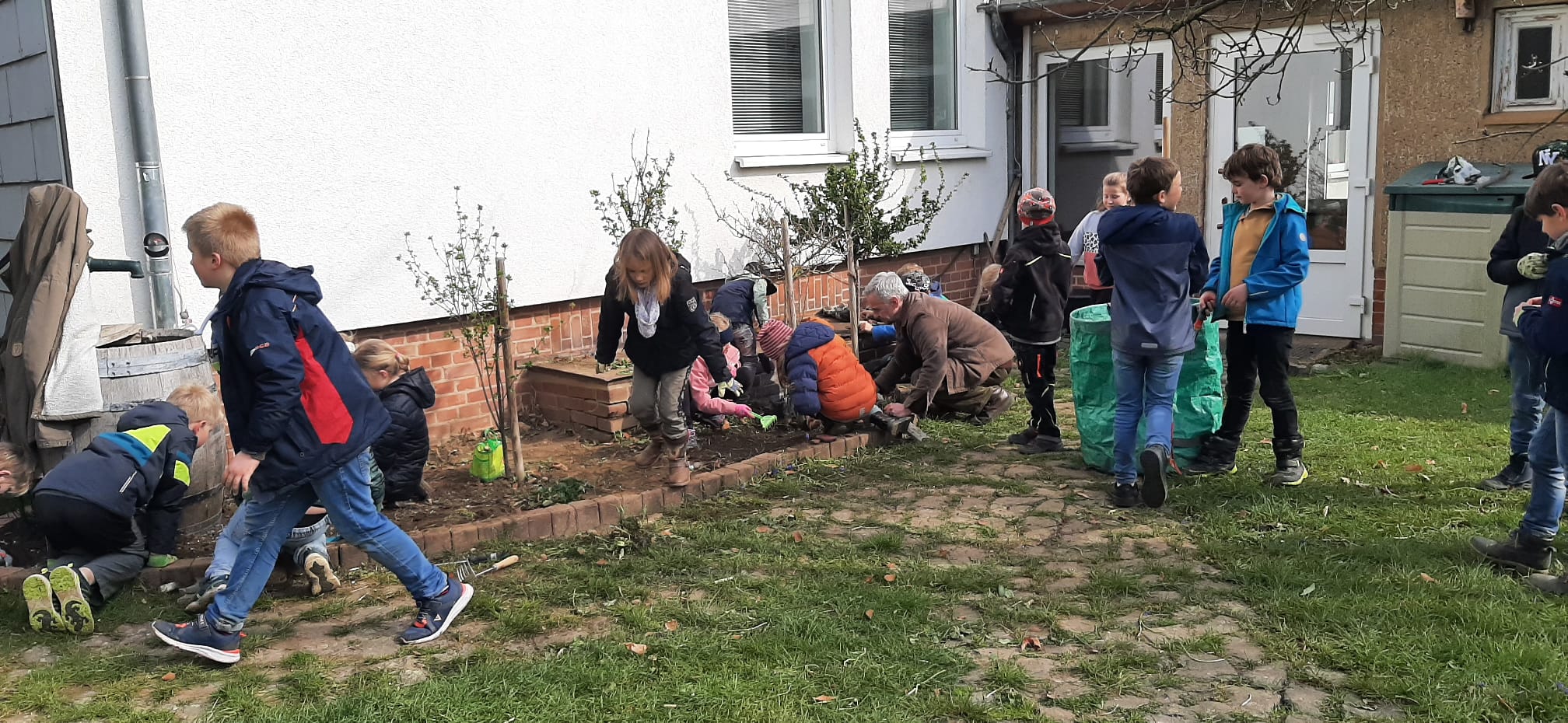 Das Naschbeet wird vorbereitet